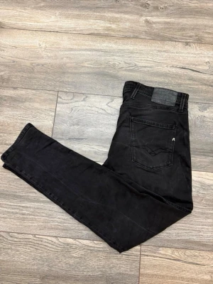 Svarta Replay jeans - Säljer ett par svarta Replay jeans väldigt snygga, passform: anbass, storlek W34 L32. Hör av er vid funderingar🤲