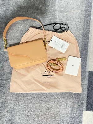  Ny ATP Atelier väska - Helt ny! Kommer med hela sin förpackning. Aprikos nypris 4300kr