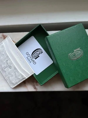 Goy4rd Plånbok - Exklusiv plånbok från Goy4rd i vit färg. En stilren och lyxig accessoar som är både tidlös och eftertraktad. 