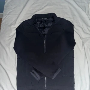 Mörkblå cardigan från Zara - Säljer en stilren mörkblå cardigan från Zara. Använd runt 5 ggr, inga tecken på användning.Cardiganen kan matchas på flera olika sätt för olika tillfällen. Ha en go hoodie under för en mer casual stil till t ex skolan. Den är långärmad och har en quiltad design som ger extra värme och stil. Passar bra till våren och mer avslappnade tillfällen. Skriv för frågor och funderingar. Kan gå ner i pris vid en snabb affär! 🤑