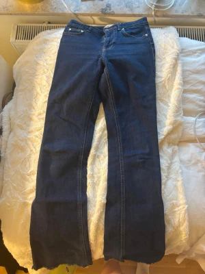 Bootcut Jeans - Mörkblåa bootcut jeans som är supergulliga, tyvärr för små för mig🩷