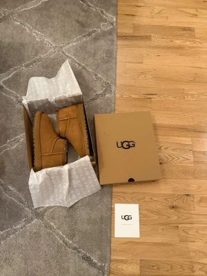Ugg skor - Super fina Ugg skor som aldrig används, priset kan diskuteras 