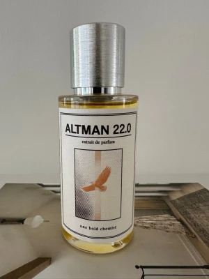 Altman 22.0 Extrait de Parfum - Altman 22.0 Extrait de Parfum från One Bold Chemist kommer i en stilren, genomskinlig glasflaska med en silverfärgad metallkork. Etiketten har en minimalistisk design med en bild på en flygande fågel och svart text. Doften är exklusiv och modern. Helt ny!