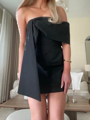 Svart miniklänning  - Så himla fin klänning med detaljer💗Endast haft den på på nyår i år, så i väldigt bra skick!