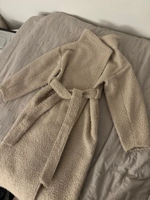 Gina tricot soft boucle long coat - Gina tricot soft boucle long coat size XS  Oversized fit, good condition