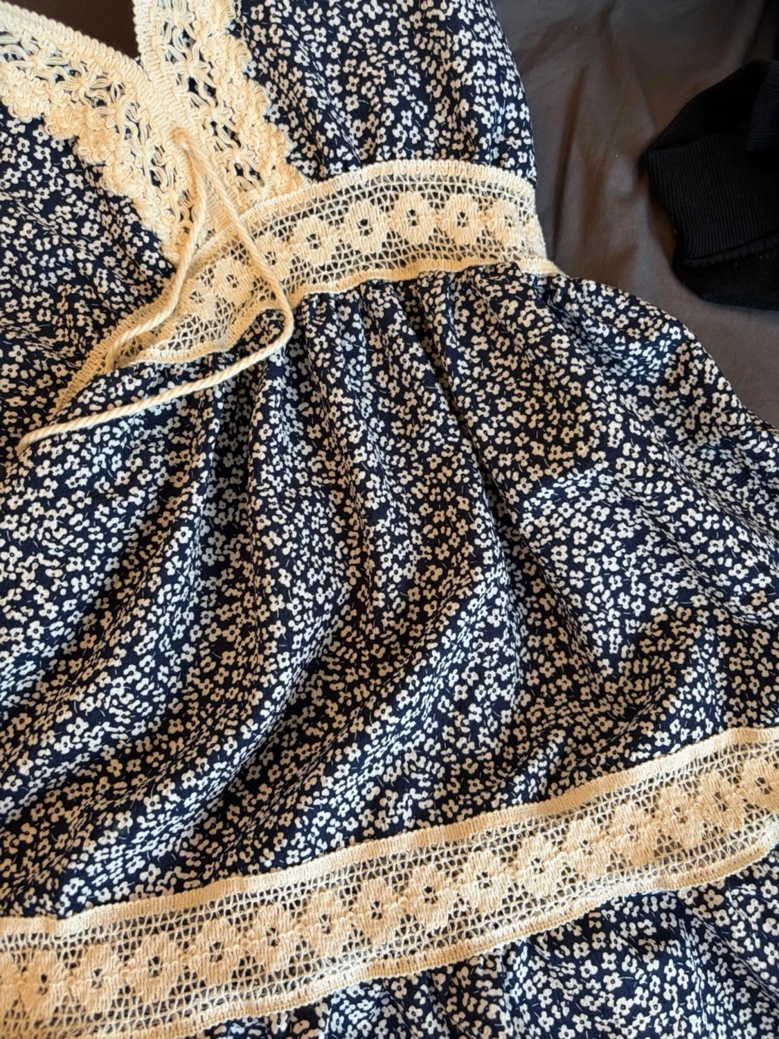 Blommig blå klänning med spetsdetaljer - 3