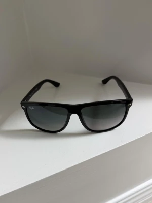 Rayban boyfriend  solglasögon  - Sprillans nya raybans! Bästa investeringen passar till alla årstider! Modell: 4147 601/32! Storlek:60! Vid minsta fundering kontakta oss✔️