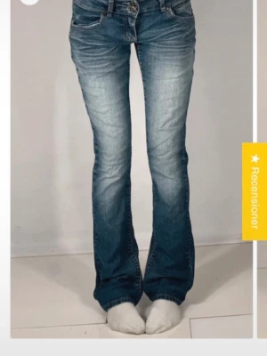 Blå bootcut jeans med låg midja - Snygga blå jeans köpta från Tinlesell! Har endast använts 2 gånger och är i bra kvalité. Står på hemsidan att de är i storlek XS men jag tycker att de är mer som storlek S, (i jeansen står det stl 8) Midja tvärs över: 37 cm, Innerbenslängd: 82 cm, Ytterbenslängd: 103 cm, jag är 163 och de är något långa. De första två bilderna är inte mina 💕