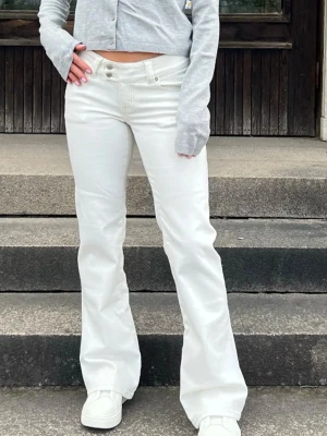 Vita bootcut jeans  - Snygga vita bootcut jeans. Jeansen har raka ben som blir lite utsvängda nertill och stängs med dragkedja och knapp. Perfekta för en clean och fräsch look. Köpta här på Plick men passade inte så säljer vidare! 