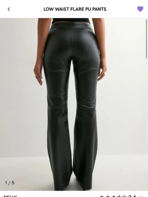 Svarta skinnbyxor från Nelly  - Säljs då jag ej hinner använda dom , helt nya o endast testade!🖤supersnygga och eftertraktade! Köptes från nellys hemsida för 499kr🖤