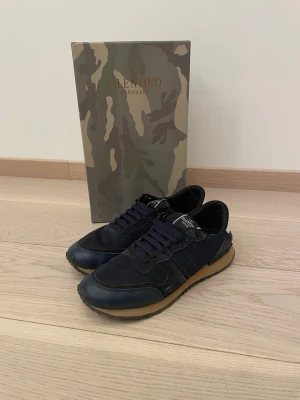Valentino Rockrunners - Säljer mina Rockrunners då de har blivit för små. De är väl omhändertagna och i storlek 43. Skriv gärna fler fler frågor och funderingar Skorna har en viss slitning i hälen inuti skon (inte synligt). Kan gå ner i pris vid en snabb affär då jag försökt sälja dem länge.