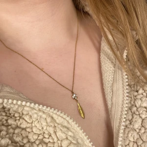 Halsband guld - Guldfärgat halsband i silver. Troligtvis från guldfynd eller glitter. Endast använt en gång. Kommer i original lådan.  Skriv för fler bilder 😊