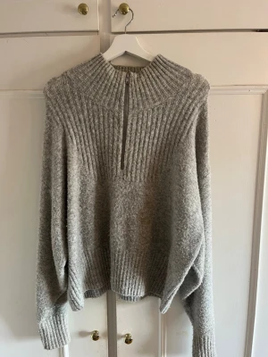 Grå stickad tröja med halvzip - Mysig grå stickad tröja med hög krage och halvzip framtill. Såå skön från Monkl💞💞 i storlek M