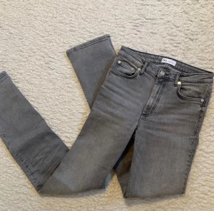Grå jeans med slits från Zara - Snygga grå jeans med slits från Zara. 🎀storlek 38
