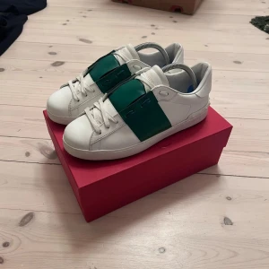 Valentino Open gröna - Ett par super schyssta par valentino opens med grönt färg. Storlek 41. Skorna är i bra skick med typ inget slitage på sulan. Orginal box och dustbag ingår. OBS ingår inga inne sulor, men funkar o lägga i vilka som. Därav lite lägre pris! Säljes då dom inte kommer till användning.