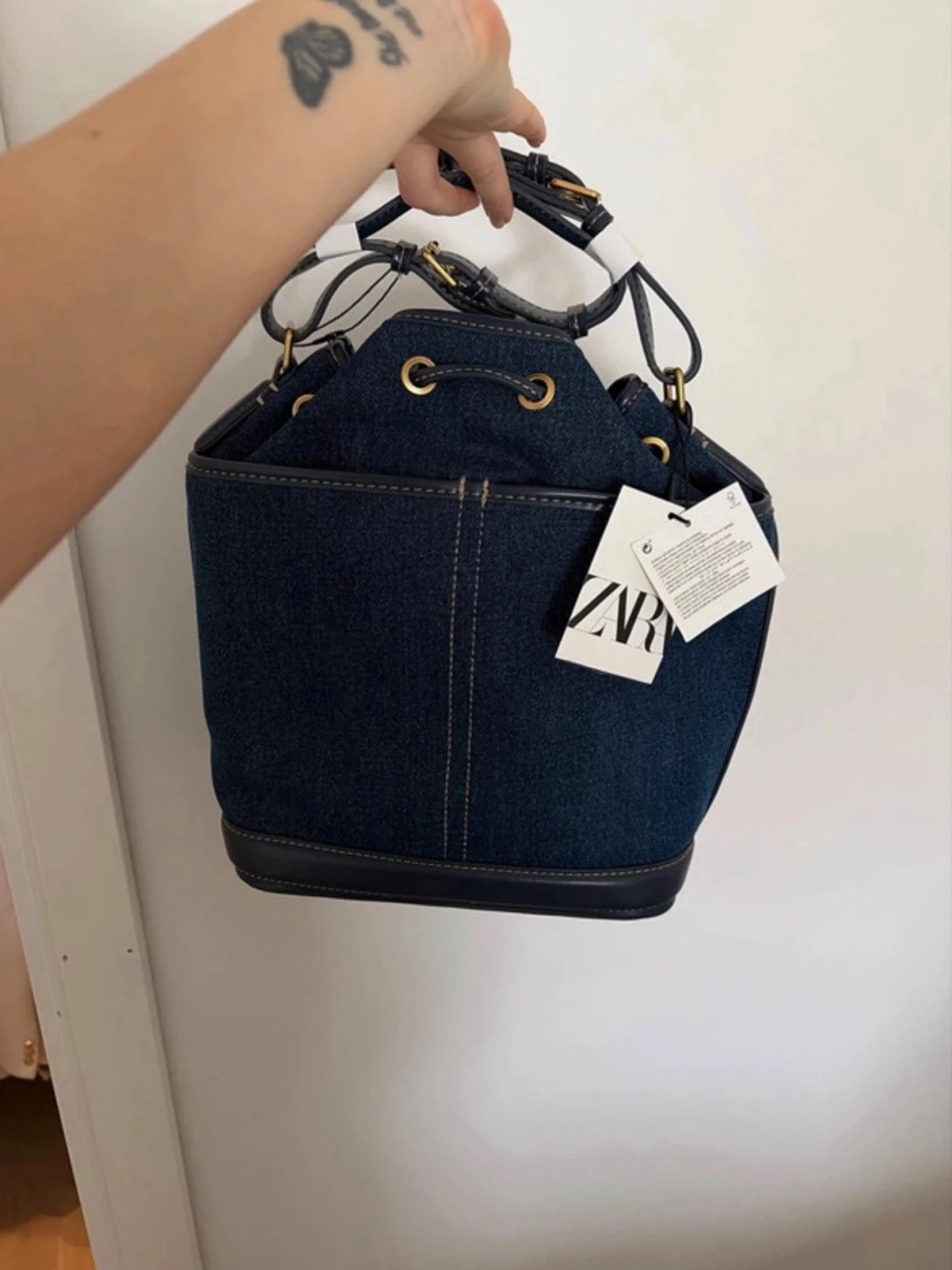 Mörkblå denim bucket bag från Zara - 1