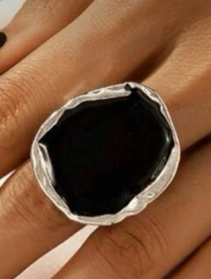 Statementring med svart sten - justerbar - Cool statementring med stor, oregelbunden svart sten infattad i silverfärgad metall. Ringen har en unik, organisk form som verkligen sticker ut och ger en edgy vibe till din stil.