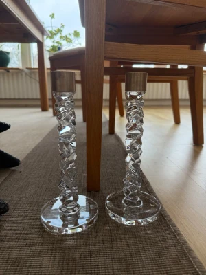 2 Orrefors ljusstakar karat - Mycket fint skick. Lite färgade på det guldiga, men så blir det ju vid användning🥰