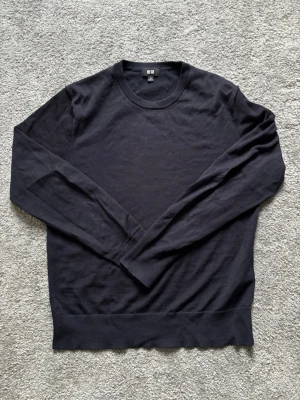 Uniqlo Ull tröja - En stilren mörkblå tröja från Uniqlo med rund halsringning och långa ärmar. Strl XS. Skick 9/10. Hör av er vid frågor eller om ni vill ha fler bilder! Skickar snabbt 🚚💨