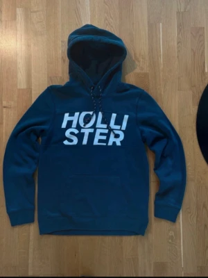 Mörkblå hoodie från Hollister - Hoodie från Hollister. Pris kan diskuteras