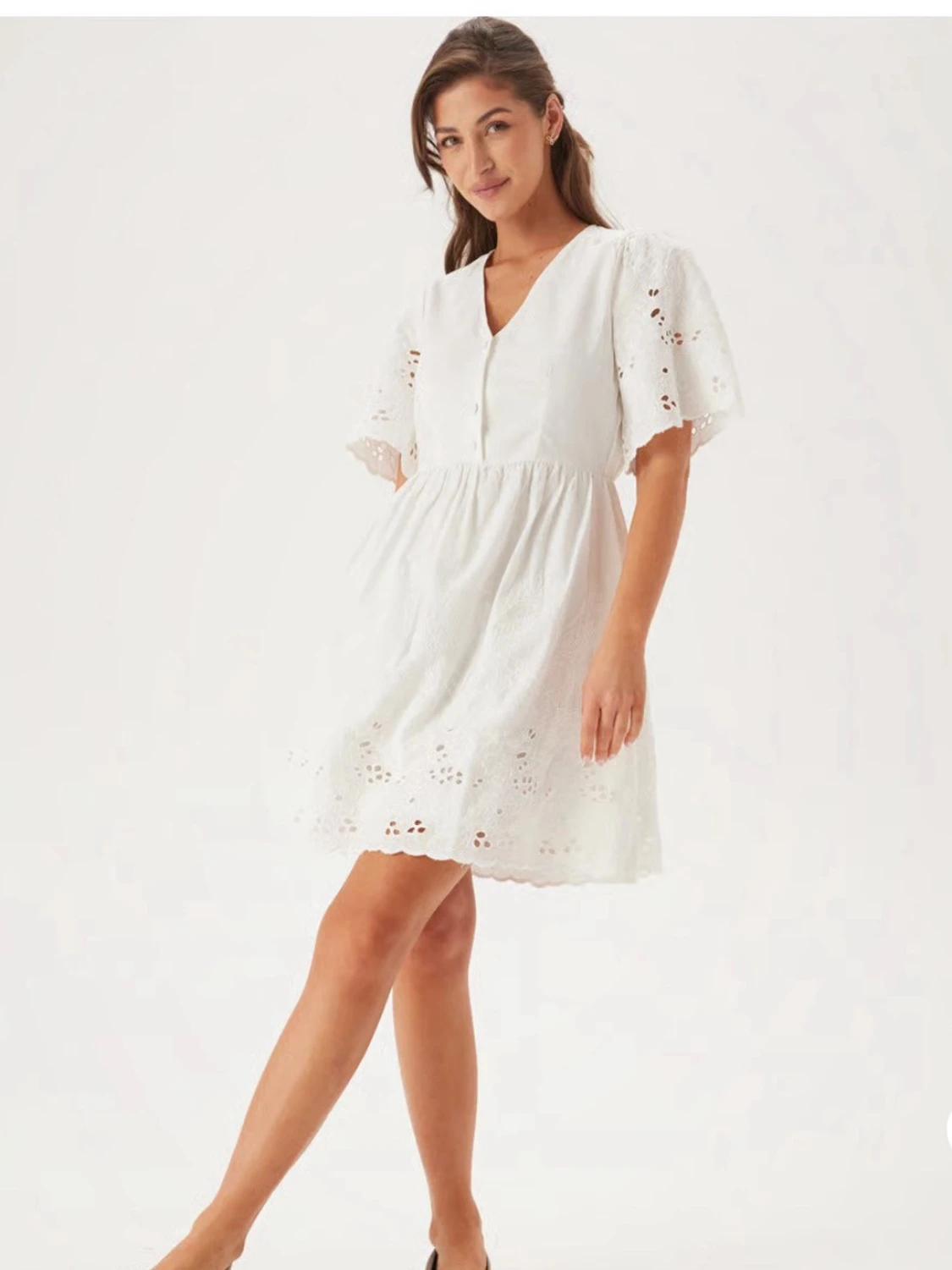 Vit kort klänning med broderade detaljer