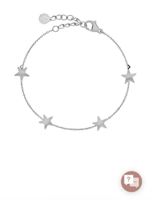 Edblad armband med stjärnor - Snyggt och stilrent armband i silverfärgat stål från Edblad. Armbandet har en tunn kedja och är dekorerat med fyra små stjärnformade hängen. Perfekt för dig som gillar minimalistiska smycken med en twist.