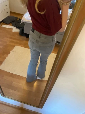 Grå jeans  - Dem är uppsydda passar någon som är runt 160 cm