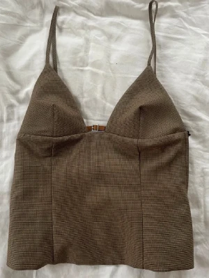 Brun rutig topp  - Jättesnygg topp från Zara. Storlek M me skulle säga att den passar S också!