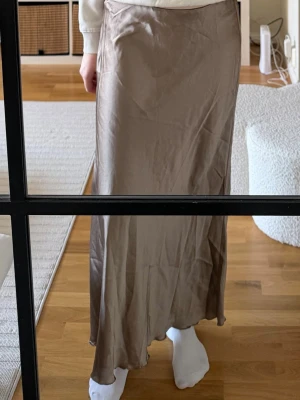 Satinkjol i maxilängd - Storlek L men passar som en S/M🤎🤍🤎🤍🤎från lager157
