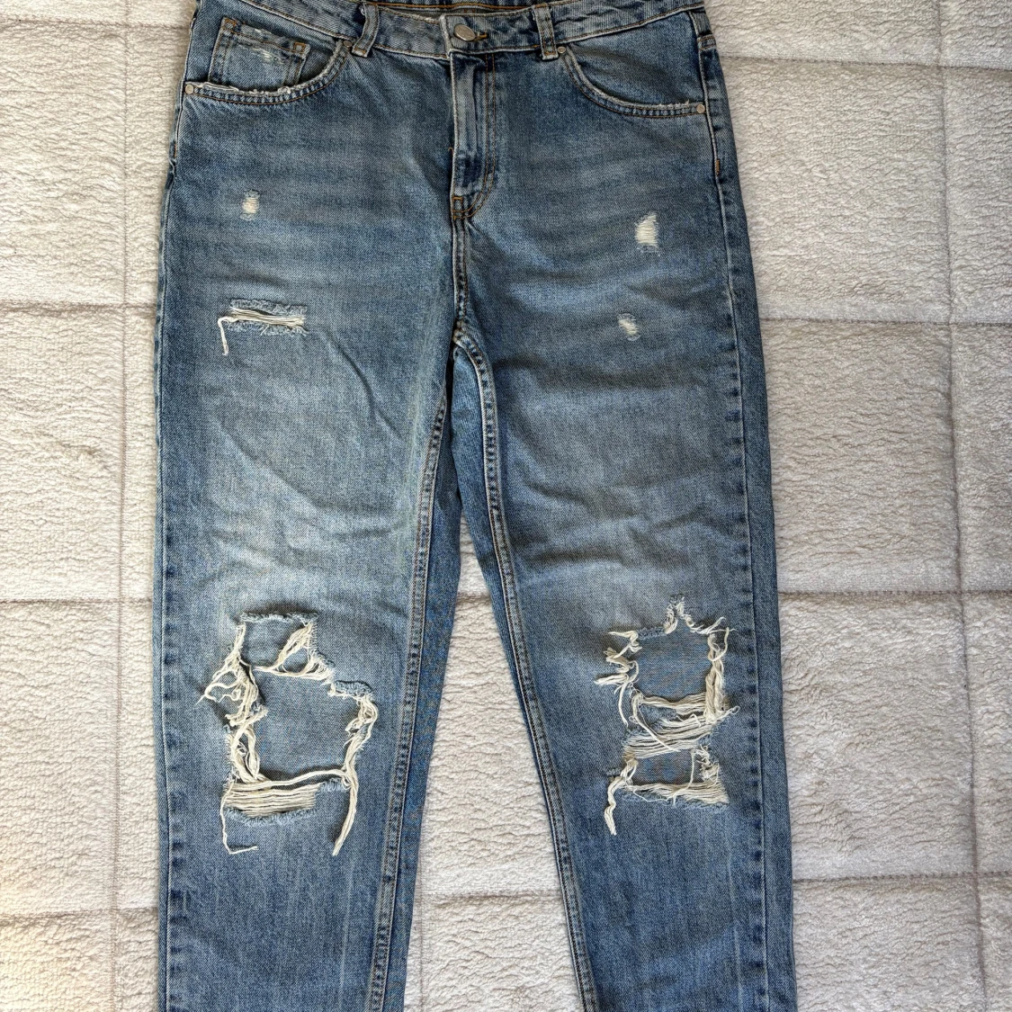 Blå ripped jeans med raka ben