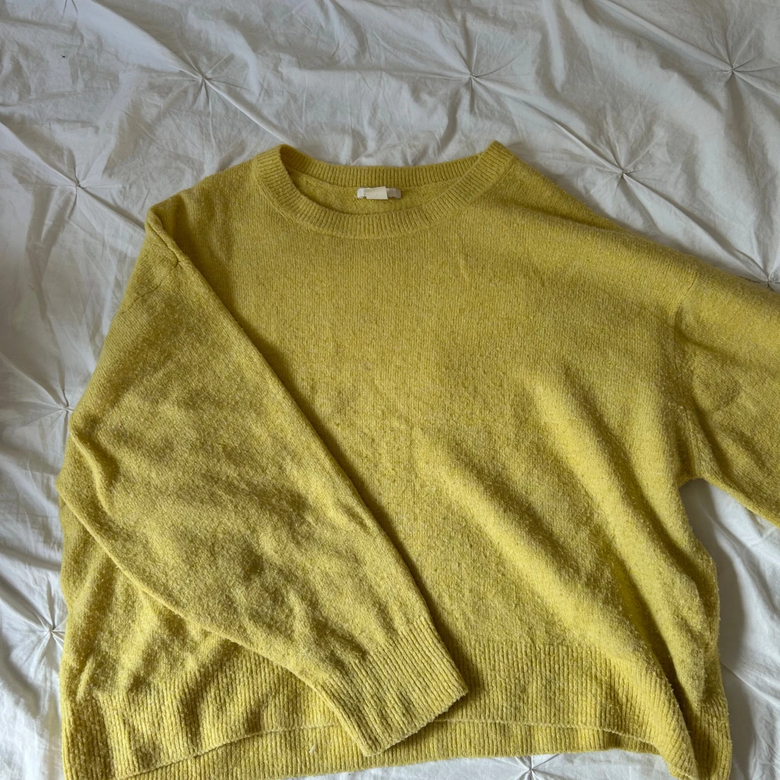 Gul stickad tröja från H&M