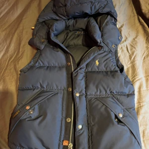 Ralph Lauren väst - Säljer min Ralph Lauren väst med huva eftersom den satt liten på mig. Storlek S