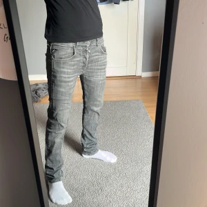 Grå Replay jeans, midwaist, straight fit - Svart/grå replay jeans, 30/32.Moddel Dave