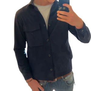 Mocka Overshirt - Skön marinblå mocka overshirt i bra skick, perfekt nu till hösten!