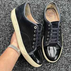 Lanvins  - Säljer dessa sjukt snygga marinblåa lanvins me glans! Size uk10/43-44! Skick : 7/10 slitna innersulor och slitet under! Box ingår! (damaged box) hör av dig vid minsta fundering 🙌