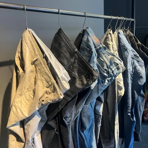 Dondup byxor – utförsäljning! Flera storlekar & färger - Utförsäljning av ca 30 par Dondup-byxor 🖤 Olika färger och storlekar finns. Priser mellan 250–1000 kr beroende på modell.  📸 Hör av dig för fler bilder på just den storlek/färg du söker!  Kan skickas eller hämtas i Göteborg