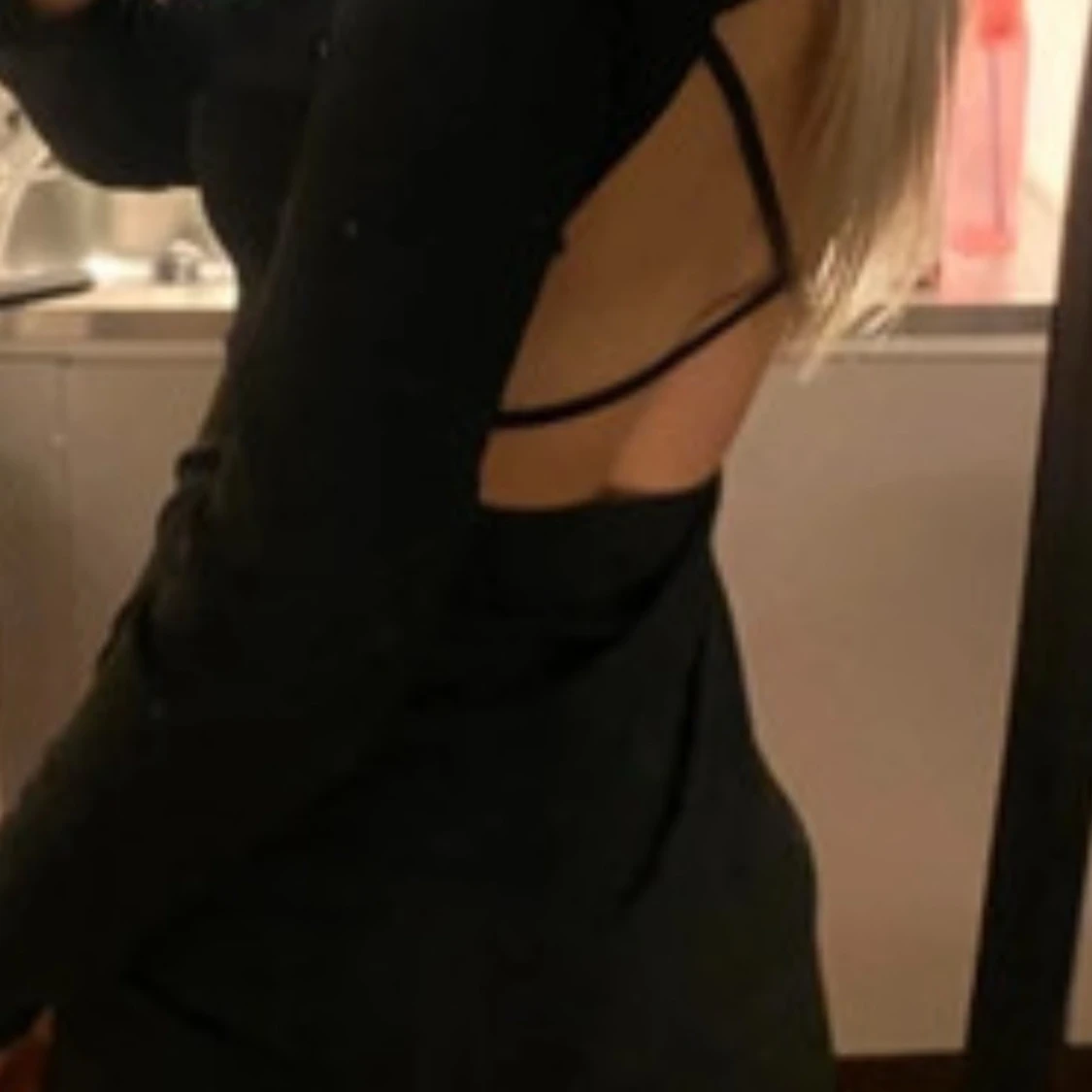 Svart kort klänning med öppen rygg - 4