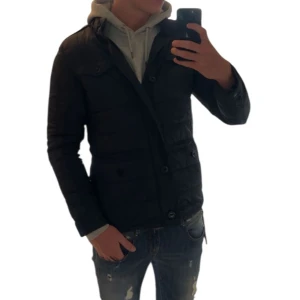 Marinblå quiltad pufferjacka med knappar - Riktigt skön och detaljerad jacka, perfekt nu till hösten och vintern!