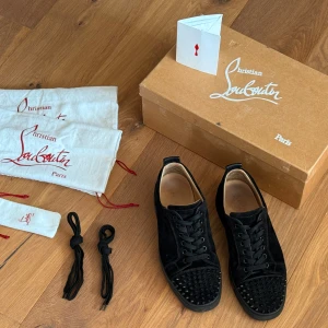 Christian Louboutin - Ett äkta och unikt par skor från Christian Louboutin. Skorna är i gott skick och av mycket hög kvalitet. Storlek 41, passar både 41 och 42. Allt som syns på bilderna ingår – varken mer eller mindre. Originalkvitto och inköpsbevis medföljer. Originala dammpåsar för skorna och skosnören ingår, inklusive ett par oanvända extrasnören. Extra nitar eller särskilda dammpåsar för nitar finns dock inte. Hör gärna av dig om du har några frågor eller funderingar!