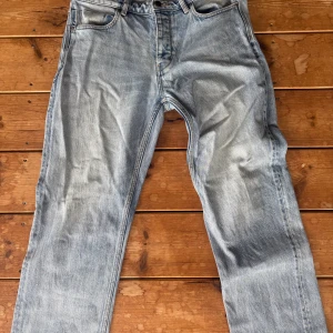 Ljusblå jeans från Neuw - Säljer ett par ljusblå jeans från Neuw med klassisk femficksdesign och raka ben. Jeansen har normal passform och är tillverkade i bomull. Perfekta för dig som gillar en avslappnad och stilren look. Helt oanvända och nypris är 1399 kr.