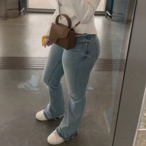 lågmidajde bootcut jeans Nelly - blåa lågmidajde bootcut jeans från Nelly, storlek 36 🌸🧚🏼‍♀️
