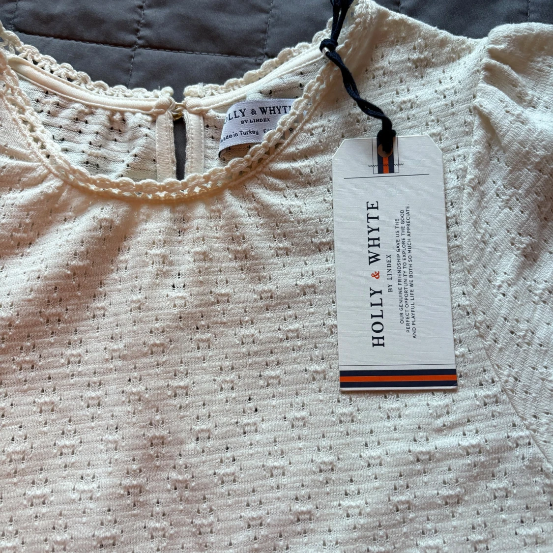 Vit blus med volang från Holly & Whyte - 1