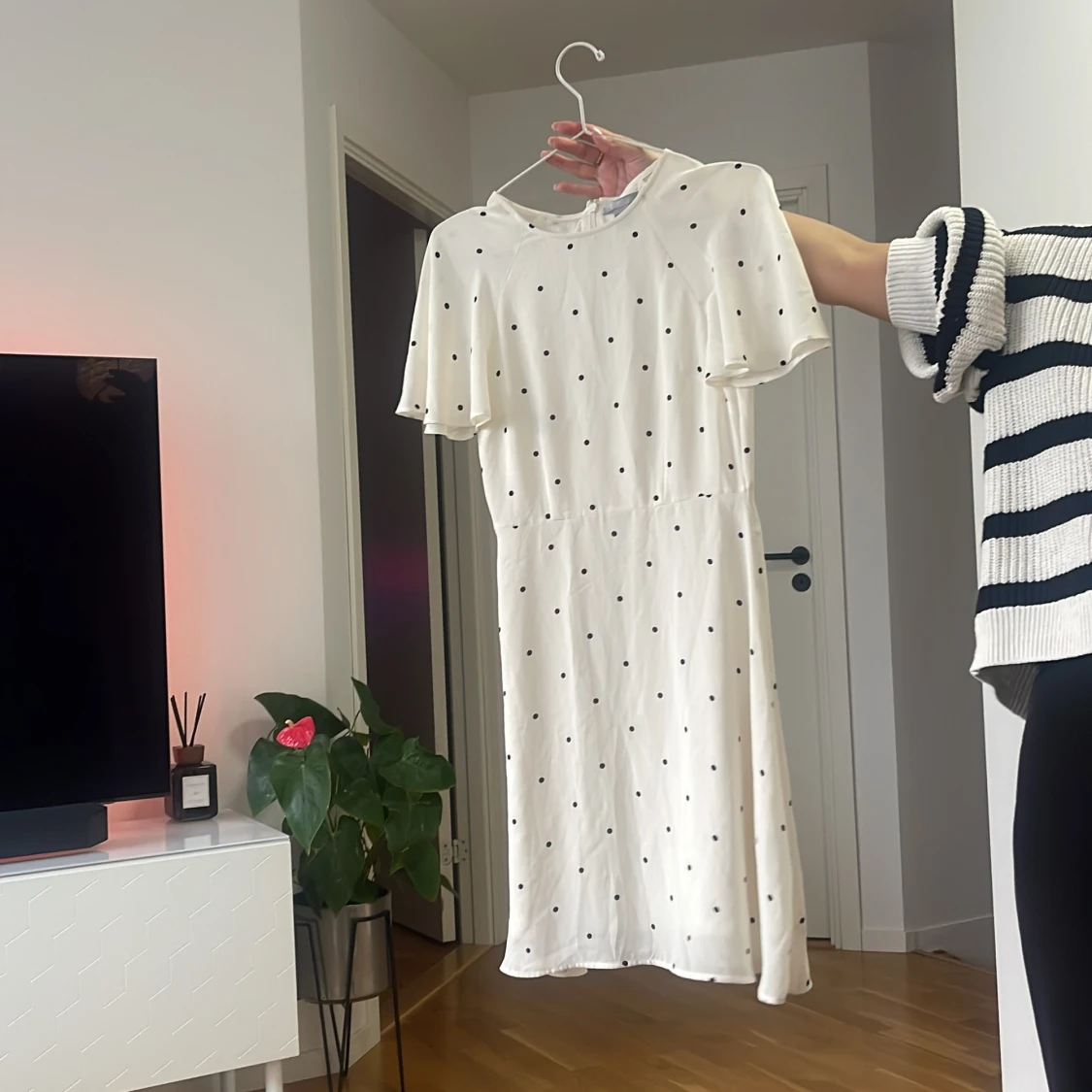 Vit prickig kortklänning