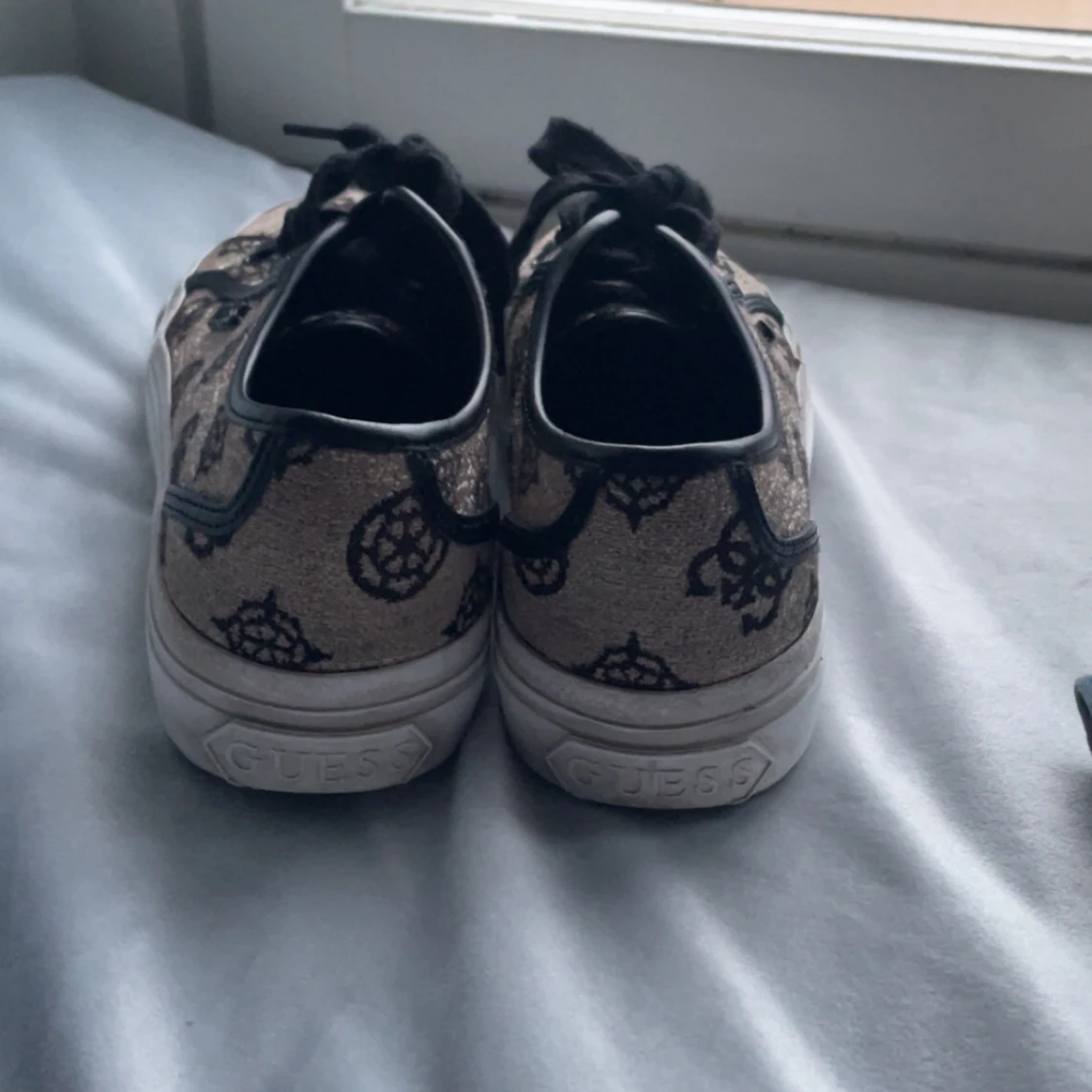 Beige och svarta sneakers från Guess - 2