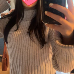 Grå ribbad polotröja med vida ärmar - Mysig grå polotröja med bred ribbstickning och oversized passform. Tröjan har höga, vida ärmar och en hög polokrage, den är ändvämd fåtal gånger, den är i storlek S men passar M XS väldigt varmt tyg och mysig, den är ej några fläckar eller något liknande 