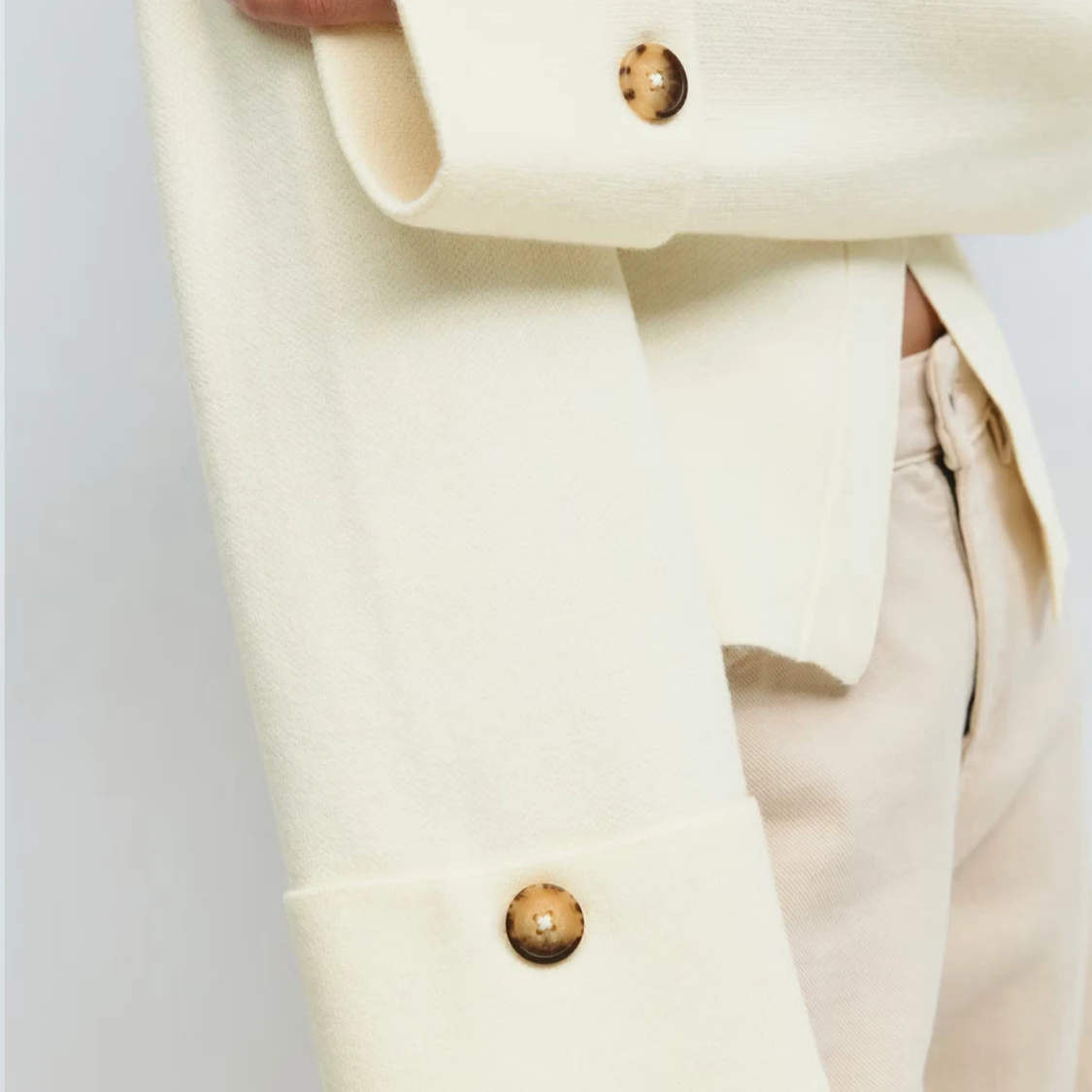 Krämvit kofta från Glamroot med knappar - 2