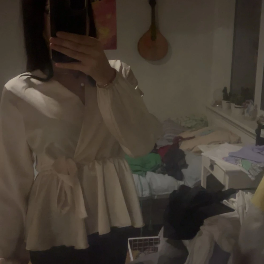 Beige omlottblus med knytband