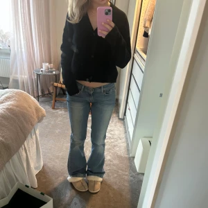 Lågmidjade bootcut jeans - Super fina lågmidjade bootcut jeans! Super skönt material och sitter så fint! Passar mig som vanligen har XS/S, w25 eller w26 och är 160cm. Säljer så de inte kommer till användning❤️‍🔥använd gärna ”köp nu”