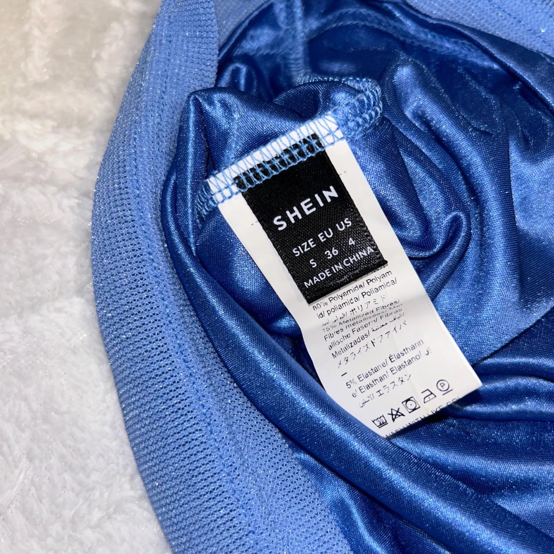 Blå glittrig kortklänning med öppen rygg - 4