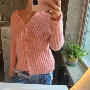 Rosa kofta - Så snygg egenstickad tröja/kofta❤️❤️ Långa armar o så mysig, säljer då den är för stor💞💞